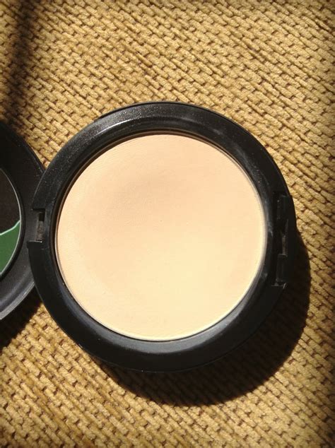 Daily Dose of Amelie : MAC Studio Fix Powder Plus Foundation in C2 Review: Best Powder Foundation!