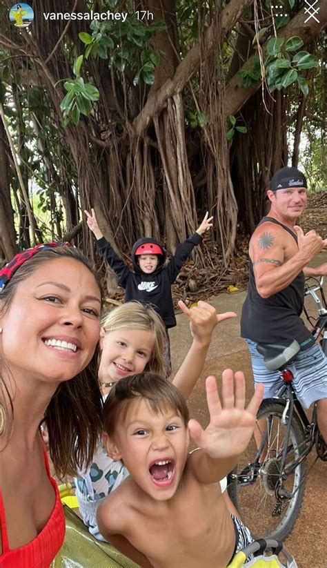 Nick and Vanessa Lachey Pose with Kids for 'Island Style' Family Photo