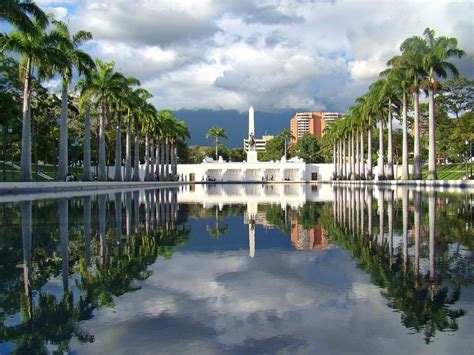 Monumento a Los Precursores | Venezuela paisajes, Venezuela, Caracas