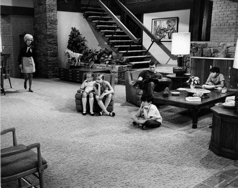 The 26 Most Iconic TV Interiors of All Time | The brady bunch, Living ...