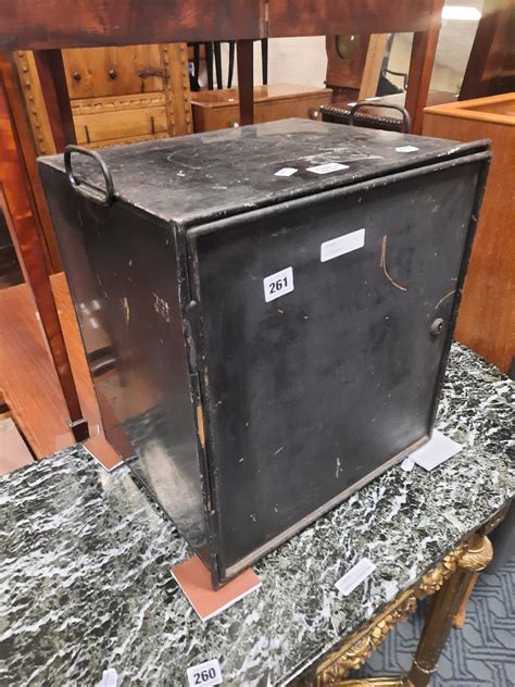 CAST IRON SAFE - Southgate Auction Rooms