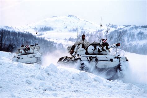 File:2 norwegian Leopard tanks in the snow.jpg - Wikipedia