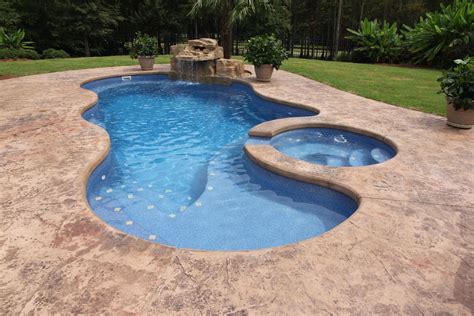 Saltwater fiberglass swimming pool by Dolphin Pools of West Monroe ...