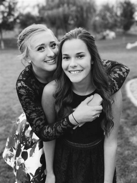 Homecoming pictures with friends @heidi_deplazes Hoco Pictures Ideas, Prom Pictures Group, Prom ...