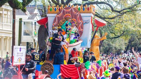 2 riders fall from floats during Mardi Gras parade