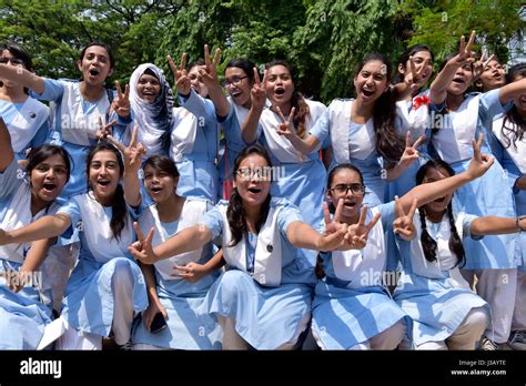 Dhaka, Bangladesh. 04th May, 2017. Students of Viqarunnisa Noon School and College celebrate ...