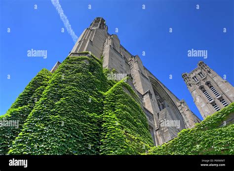 University chicago gothic building exterior hi-res stock photography ...