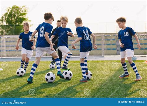 Grupo De Niños Jugando Fútbol En Sesión De Entrenamiento. Niños En Un Club De Fútbol Con ...