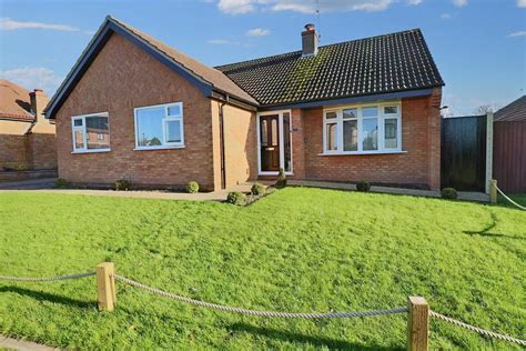 Berkeley Gardens, Lowestoft 3 bed detached bungalow - £400,000