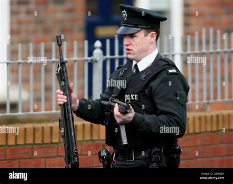 An armed police officer scene in craigavon hi-res stock photography and ...