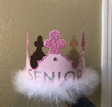 Pretty Pink senior crown🤩 Senior Year Diy, Senior Year Things, Senior Gifts, Senior Crown Ideas ...