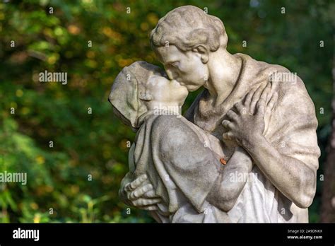 Tomb, sculpture, kissing couple, detail, Ohlsdorf cemetery, Hamburg ...