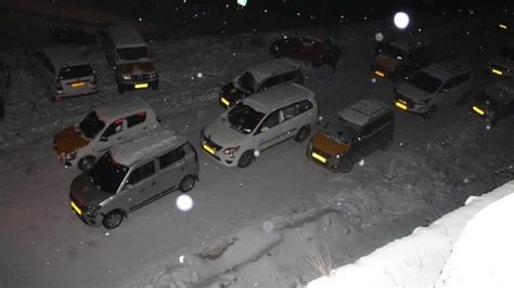 Sikkim: Hundreds of Tourists Stuck Near Changu Lake Amid Heavy Snowfall ...