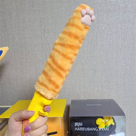 This Bendable Cat Paw Toy Is Totally Pointless, Yet Strangely Entertaining