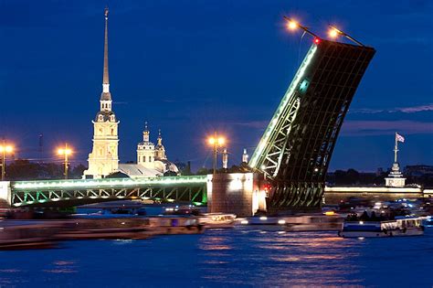 River tours of St. Petersburg's seven bridges