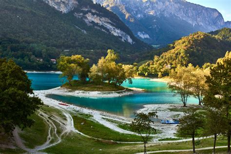 Il Lago di Tenno è lo specchio d'acqua dolce più pulito d'Italia