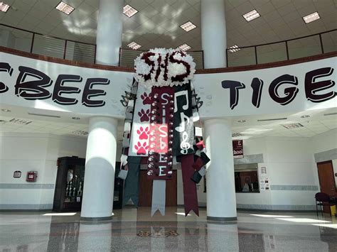 Silsbee High School students unveil 'Texas-sized' mum for homecoming