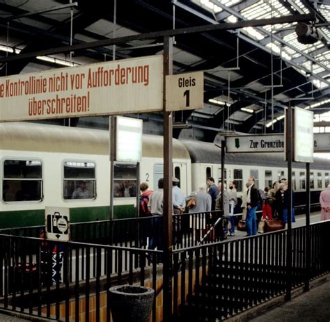 50 Jahre Mauerbau: Grenzübergangsstelle Berlin Friedrichstraße - Bilder ...