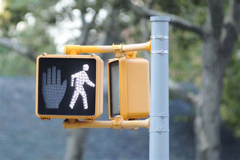 Traffic signal would allow pedestrians to cross in all directions