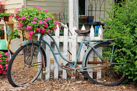 Rusty Old Vintage Bike Displayed In Flower Garden Stock Photo - Image: 43242185