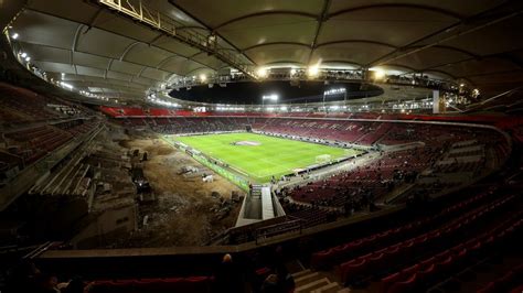 Stuttgart's stadium is under construction - and so is their team! Bayern warm up for their ...