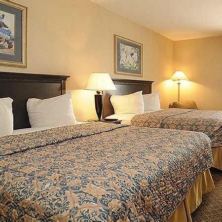 DAYS INN BY WYNDHAM CALUMET PARK - Prices & Hotel Reviews (IL)