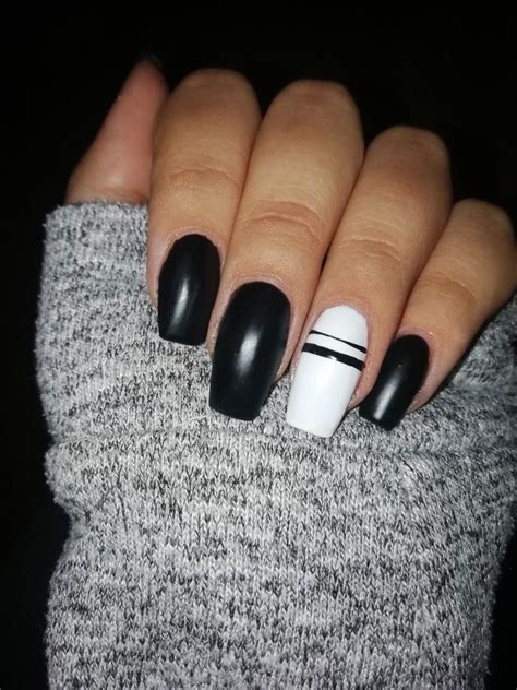 #nails #blacknails #black&white #darknails | Diseños de uñas blancas, Uñas postizas de gel ...