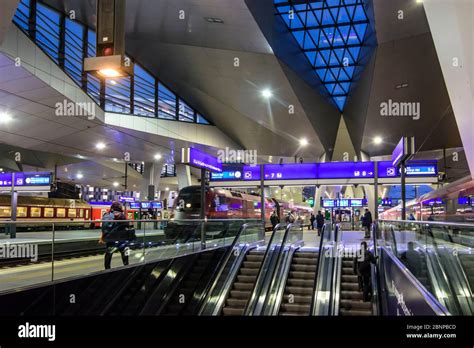 Vienna, central station, passengers, platform, train of the ÖBB ...