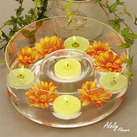 Hermosos y originales arreglos de flores flotantes. | Centro de mesa con velas, Centros de mesa ...
