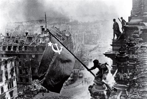 Raising a Flag Over the Reichstag: How an iconic 20th Century image was taken - Kosmo Foto