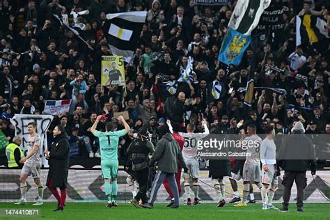 Players of Udinese Calcio celebrates victory in front of their fans ...