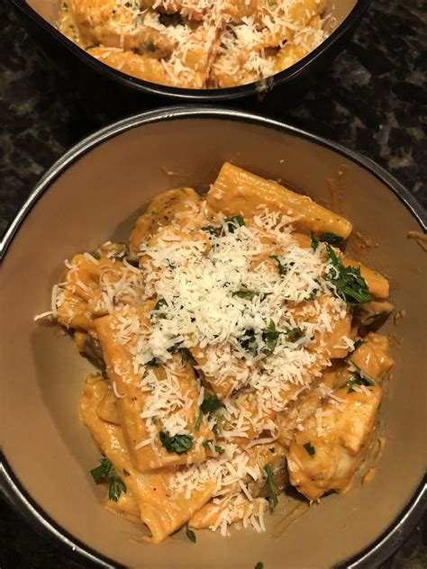 [Homemade] Rigatoni with vodka sauce, chicken, mushrooms, & spinach. : r/food