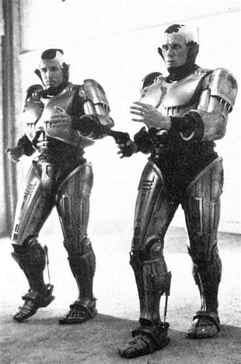 Behind the scenes of Robocop. Peter Weller shows to his stunt double ...