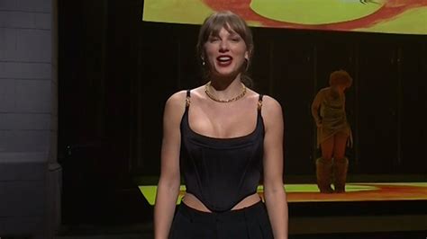 Taylor Swift Introduces Ice Spice on SNL, Crowd Goes Wild | URECOMM