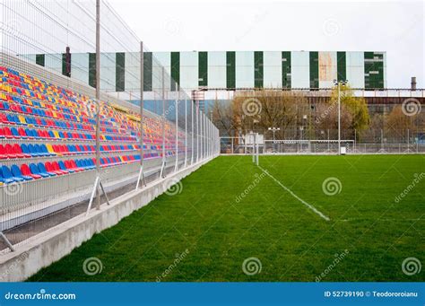 Piccolo nuovo stadio fotografia stock. Immagine di sport - 52739190