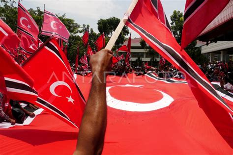 SERAHKAN BENDERA RAKSASA ACEH | ANTARA Foto