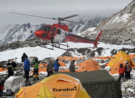 Mount Everest rescue hampered by bad light and weather | Daily Mail Online