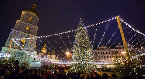 Ukraine's main Christmas tree lit up in Kyiv (Photos) | UNIAN