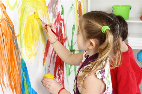 Children-Arts and Crafts-Finger Painting-Girl-Colors-Fall-Activities - Mom it ForwardMom it Forward