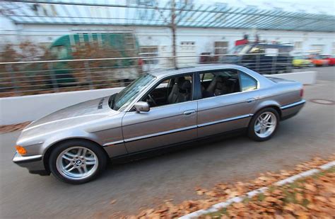 Foto: der James Bond BMW 750iL (E38) ist scheinbar fahrerlos unterwegs ...