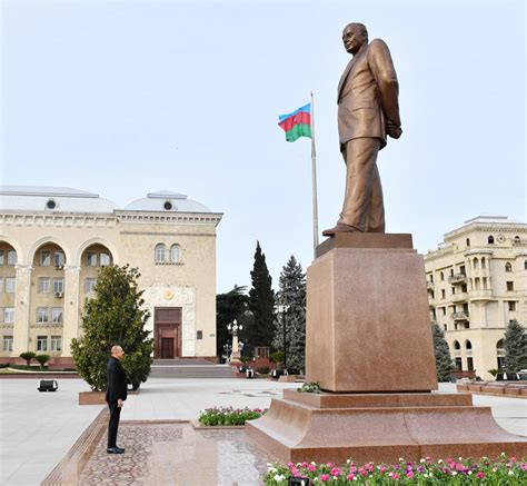 Ilham Aliyev visited the statue of national leader Heydar Aliyev in Gandja » Official web-site ...