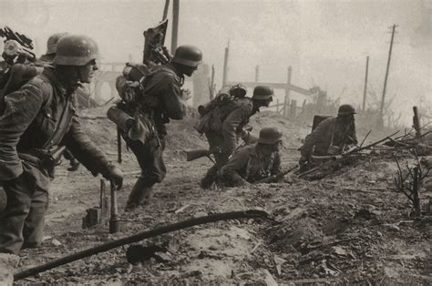 A German mortar crew in the ruins of Stalingrad. August, 1942. [2700x1793] : r/HistoryPorn