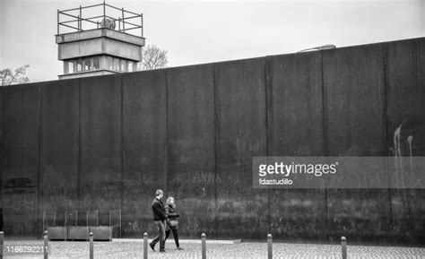 2,025 Berlin Wall Graffiti Stock Photos, High-Res Pictures, and Images - Getty Images