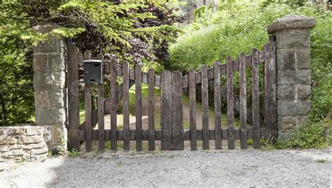 Old wooden fence 8054277 Stock Photo at Vecteezy