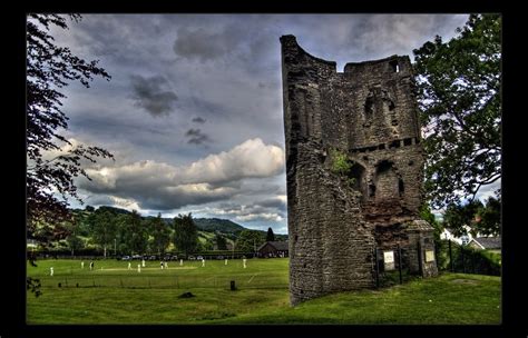 Wales - Crickhowell4 | Crickhowell Castle, complete with cri… | Flickr