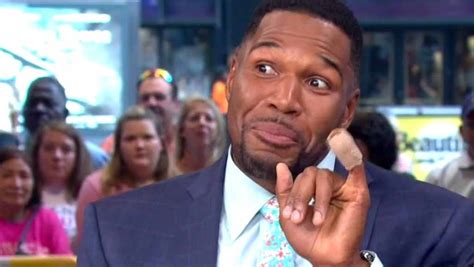 Michael Strahan's strange fingers again focus amid Pinkygate - MyNewsLA.com