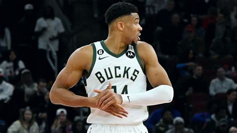 Giannis Antetokounmpo breaks Bucks' career assists record, exits with ...