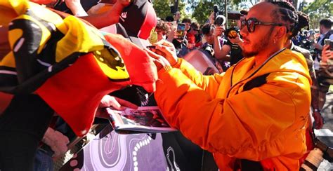 Lewis Hamilton cheered by Ferrari fans in Imola: "See you next year ...