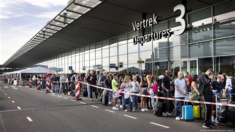 Amsterdam's Schiphol airport cuts passenger numbers – DW – 09/16/2022