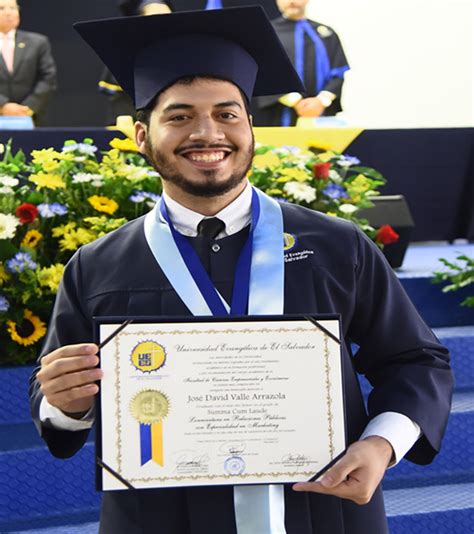 GRADUADOS CON HONORES CENTESIMA GRADUACIÓN - Universidad Evangélica de El Salvador